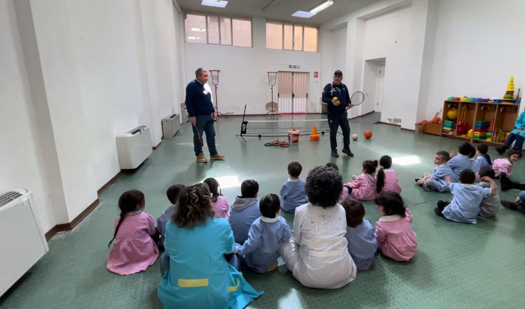 Giornata mondiale del tennis: palline e racchette alla scuola dell’infanzia di Calascibetta