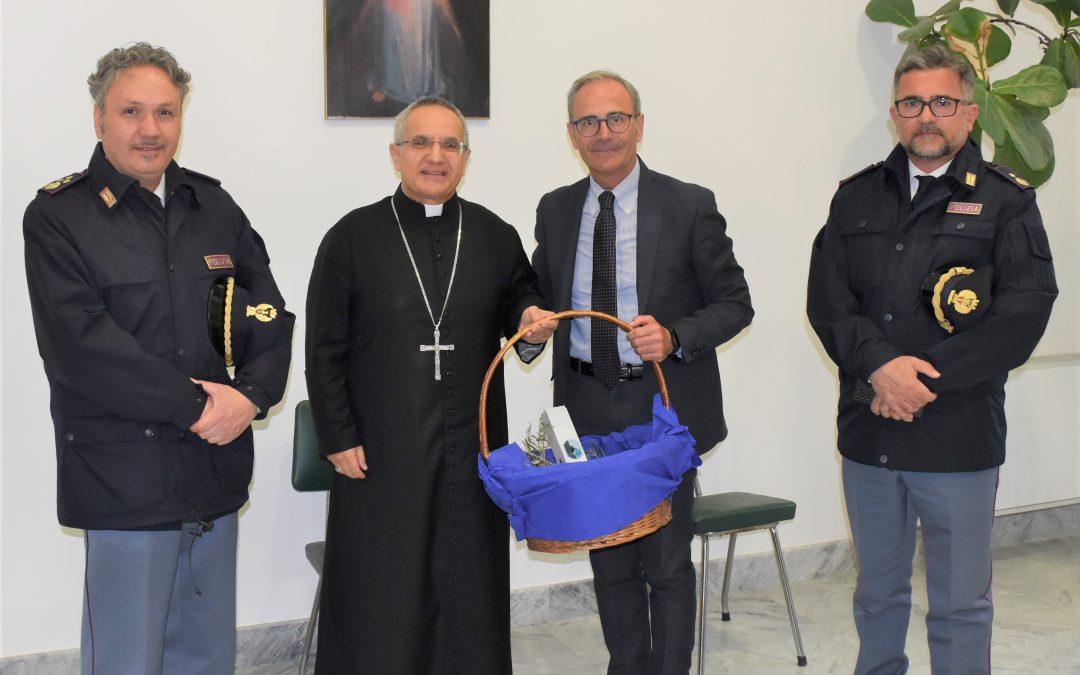Polizia, il questore Basile consegna l’olio “di Capaci” al vescovo Gisana