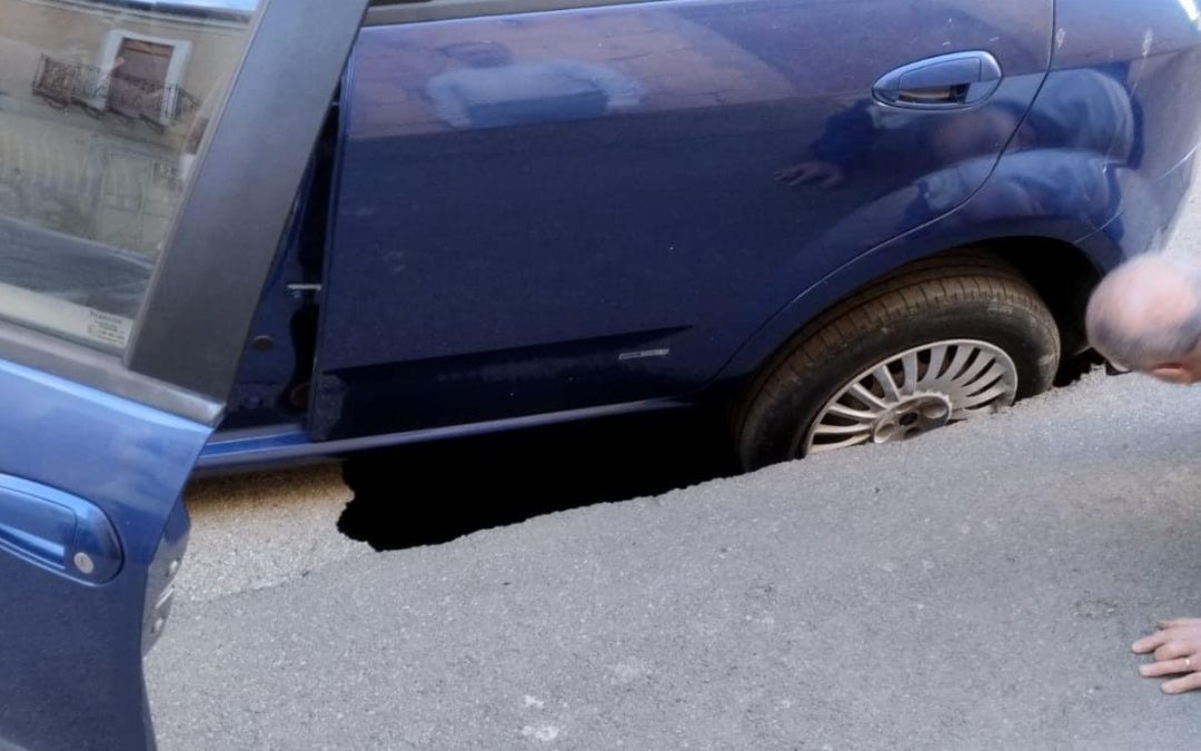 Barrafranca, auto sprofonda in una buca stradale: l’emergenza nelle strade