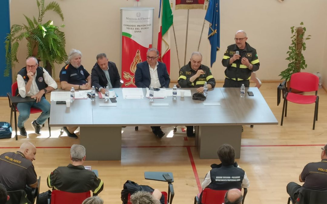 Enna, lotta agli incendi boschivi, primo briefing operativo al comando provinciale dei Vigili del fuoco