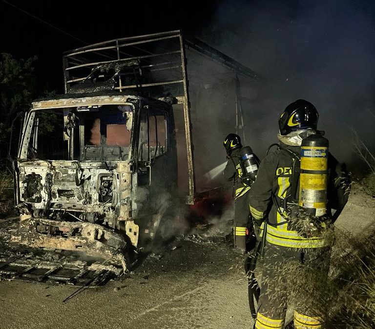 Pietraperzia, camion in fiamme nella strada per Riesi