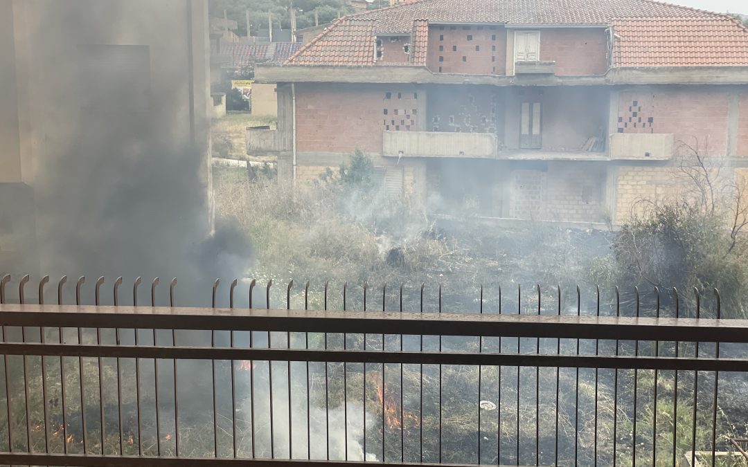 Barrafranca, torna l’incubo degli incendi in centro abitato