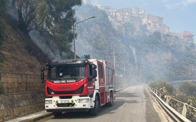 Nicosia circondata dai roghi: case evacuate, fuoco domato alle 15. Il sindaco: “Mascalzoni imperdonabili mettono a rischio l’ambiente e la vita delle persone, grazie a chi si è prodigato per domare le fiamme”