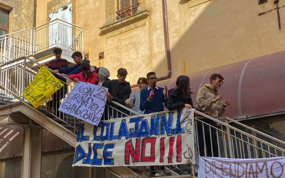 Scuole accorpate a Enna, infuria la protesta dei ragazzi del liceo classico (Foto e Video)