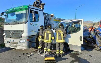 Furgone finisce contro un camion in sosta a Dittaino, un ferito