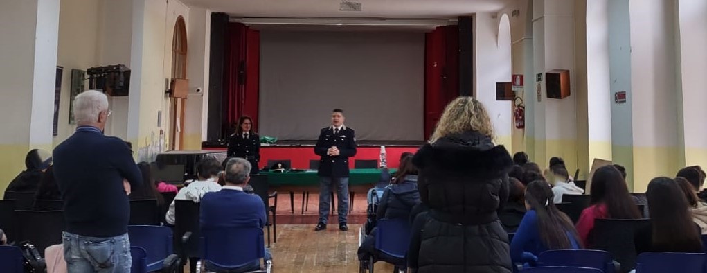 Pietraperzia, la polizia sale in cattedra al Guarnaccia per prevenire bullismo e cyberbullismo