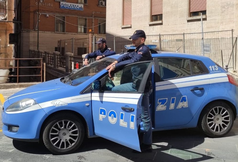 Enna, si avvicina alla vittima nonostante il braccialetto elettronico: stalker arrestato