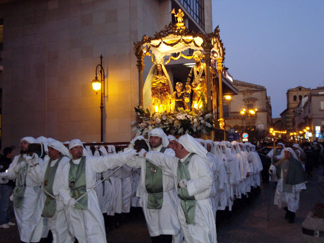 Enna, confraternita e parroco a lavoro per San Giuseppe