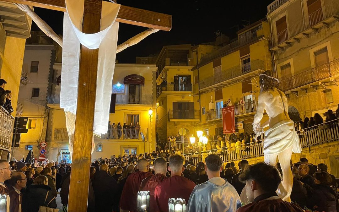 Pasqua, l’omelia del Venerdì Santo a Gagliano: “Diciamo basta ad alcol, droghe e dipendenze, attraverso la responsabilità e il prendersi cura”