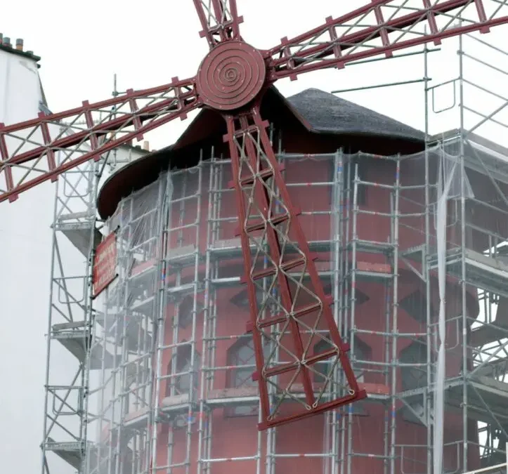 Parigi, si staccano le pale del Moulin Rouge. Nessun ferito