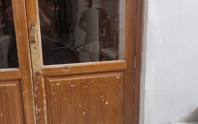 Barrafranca, vandali forzano la porta del Comune e imbrattano il pavimento