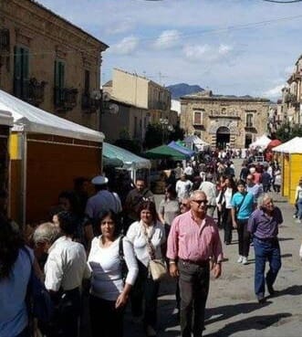 Leonforte, il mercato del martedì torna in piazza Branciforti