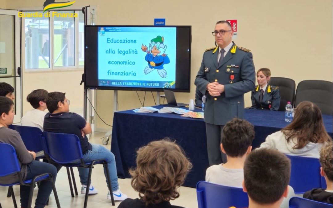 Enna, la Guardia di Finanza incontra gli studenti di Nicosia e Valguarnera