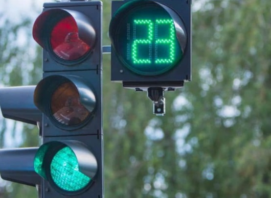 Leonforte, arriva il countdown al semaforo della Catena (dove la gente inchioda col giallo)