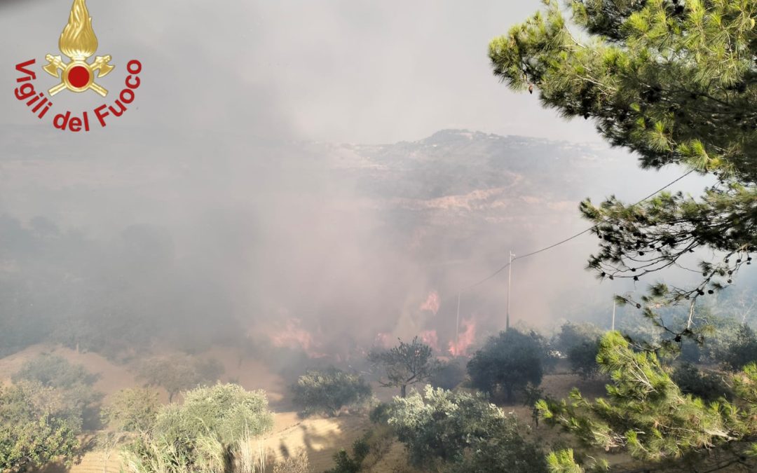 Piazza Armerina, nuovo incendio boschivo: evacuati 50 ragazzi del Grest