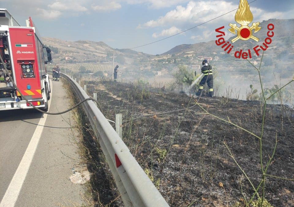 Enna, fiamme e roghi in contrada Bruchito: disagi lungo la SS 117