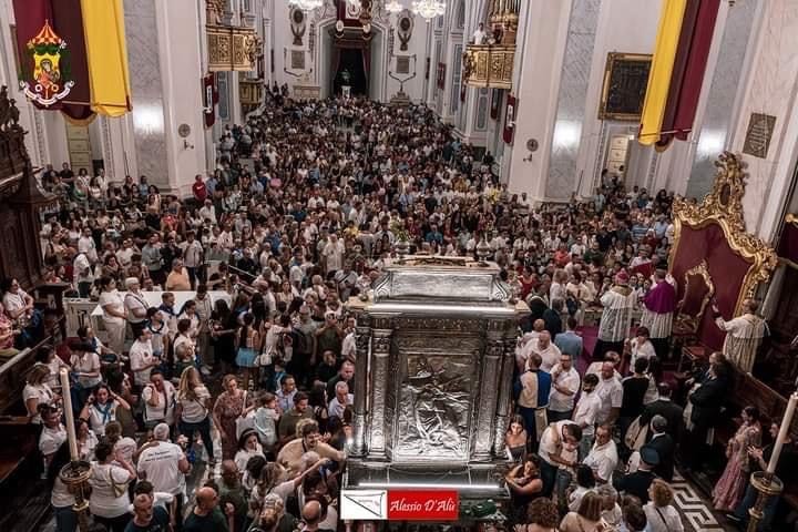 Piazza Armerina, città gremita di fedeli per Maria S.S. delle Vittorie e… incidente di percorso