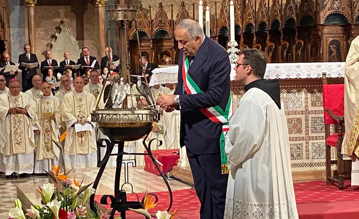 Lagalla accende la lampada votiva sulla tomba di San Francesco ad Assisi Lagalla accende la lampada votiva sulla tomba di San Francesco ad Assisi