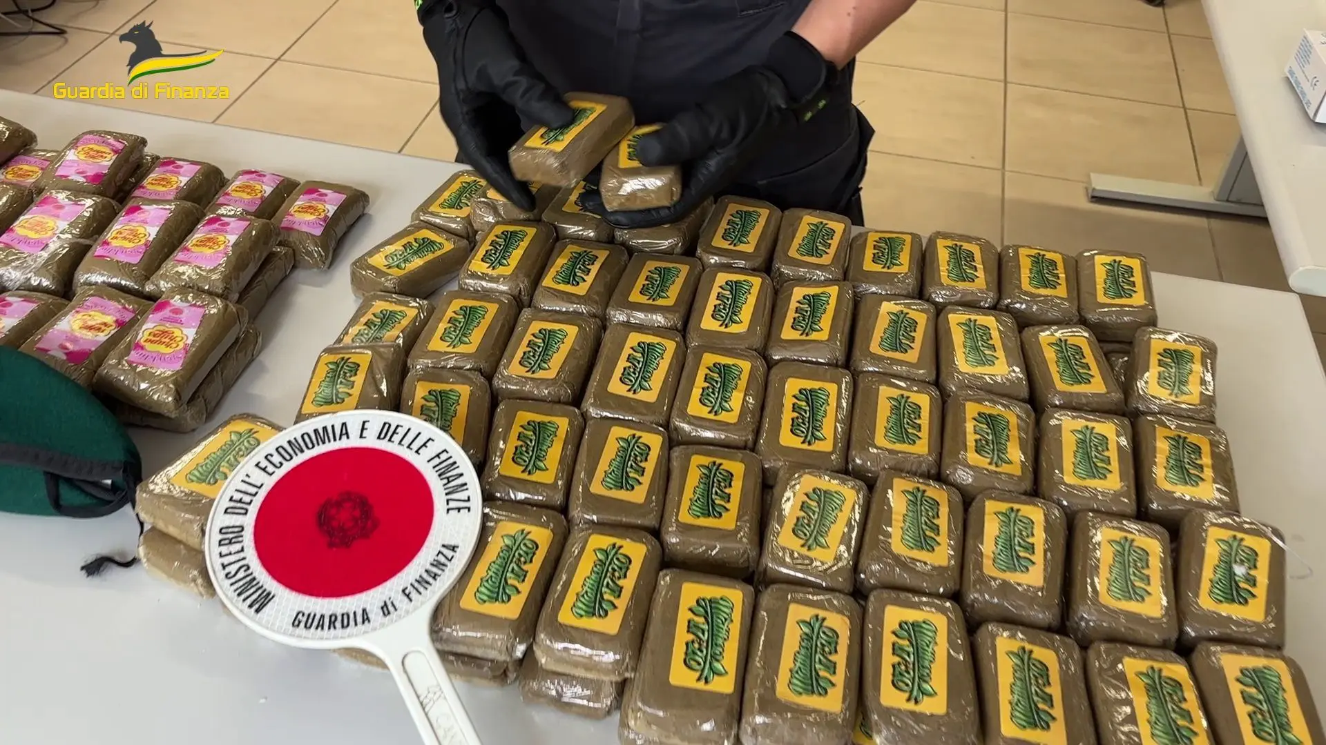 Sequestrati 40 chili di hashish, un arresto nel nisseno Sequestrati 40 chili di hashish, un arresto nel nisseno