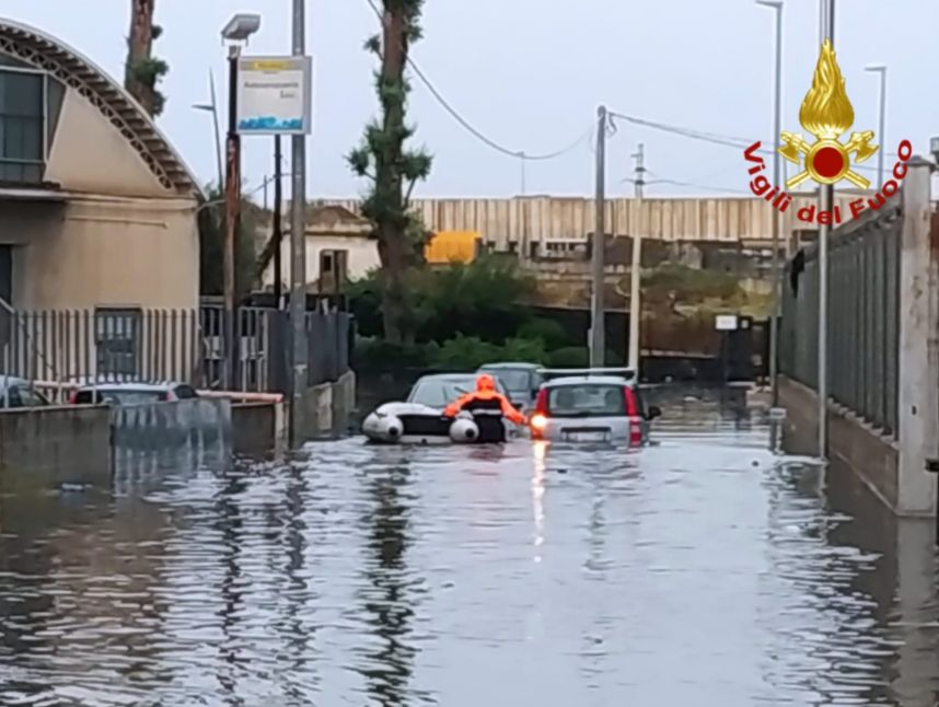 Maltempo e disagi in Sicilia, da Catania a Enna. Aeroporto di Palermo rimasto chiuso per un paio d’ore. Schifani convoca la giunta Maltempo e disagi in Sicilia, da Catania a Enna. Aeroporto di Palermo rimasto chiuso per un paio d’ore. Schifani convoca la giunta