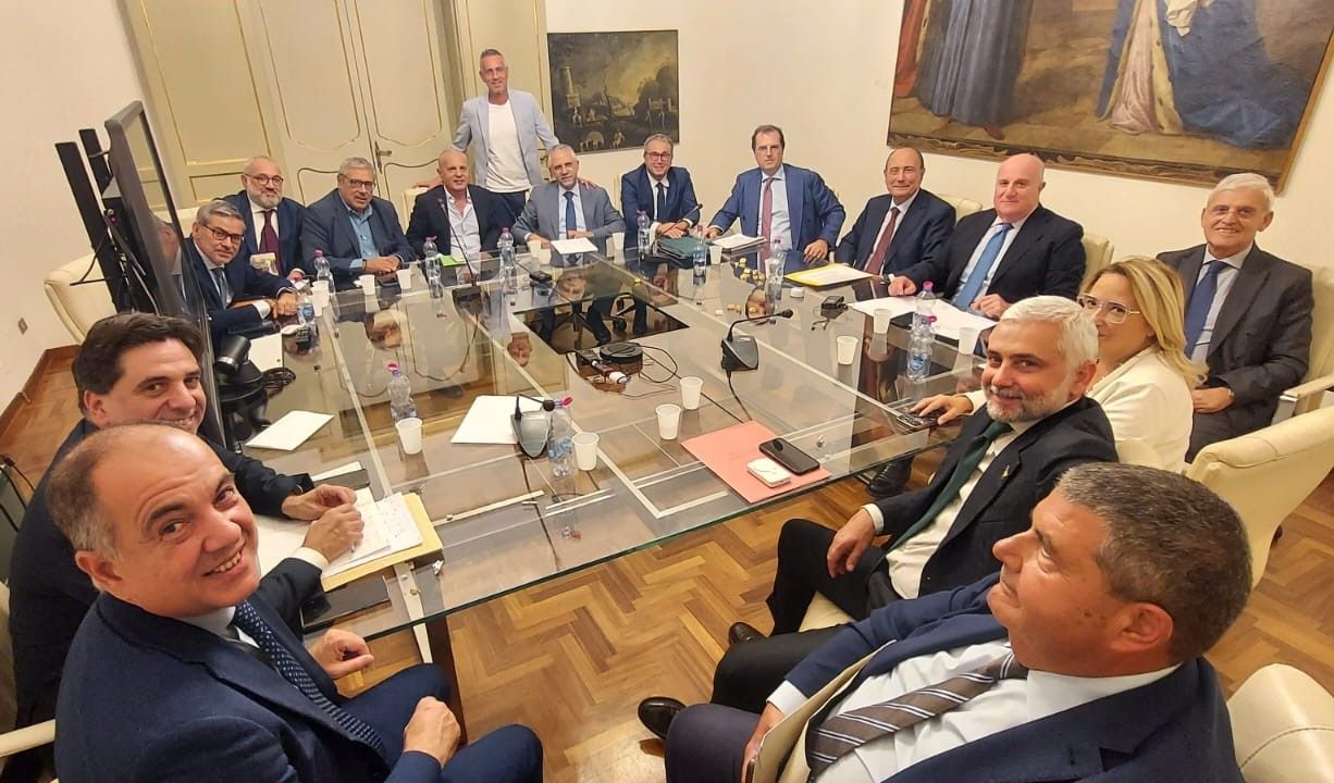 Vertice di maggioranza a Palazzo d’Orleans, accordo sui provvedimenti da varare Vertice di maggioranza a Palazzo d’Orleans, accordo sui provvedimenti da varare