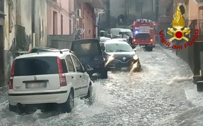 Maltempo nel Catanese, allagamenti e torrenti esondati. Persone intrappolate in casa e in auto
