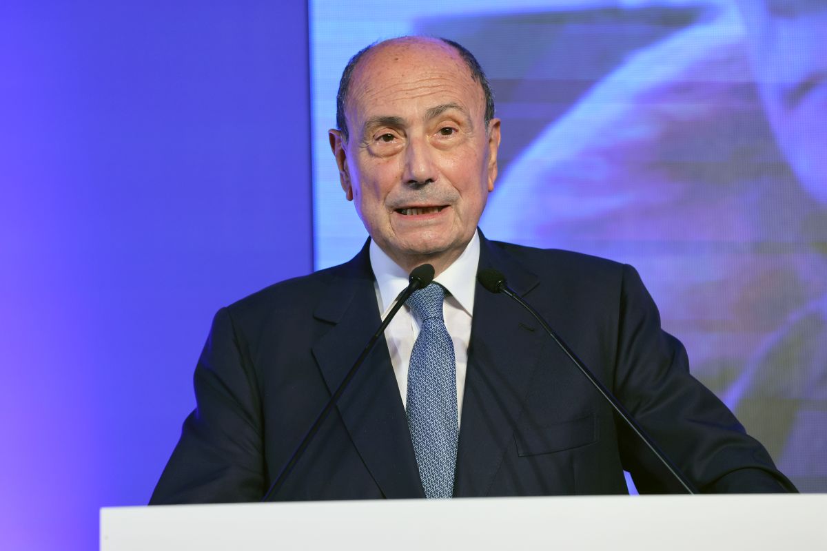 Schifani, porte aperte a Miccichè “E l’economia siciliana cresce” Schifani, porte aperte a Miccichè “E l’economia siciliana cresce”