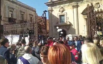 L’ultimo saluto a Margaret Spada, folla in lacrime e palloncini ai funerali a Lentini