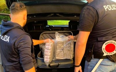 In auto con venti chili di hashish, 20enne arrestato nel Nisseno