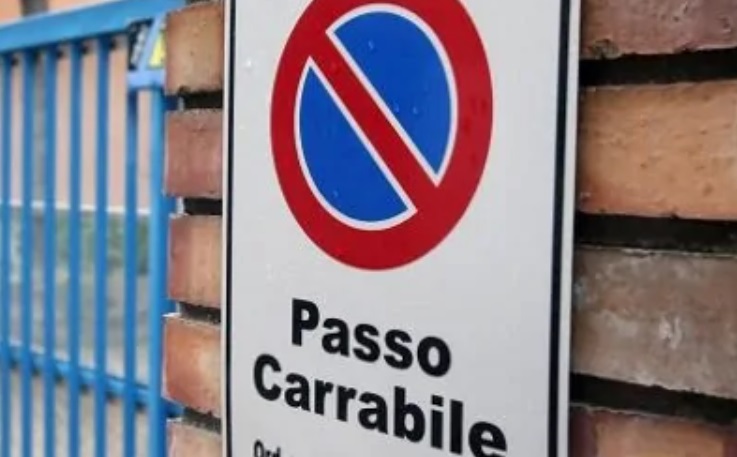 Leonforte, l’opposizione: “Manca il servizio per rimuovere le auto che occupano i passi carrabili”