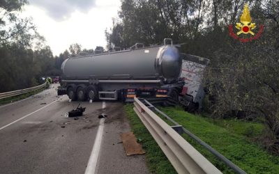 Scontro fra auto e mezzo pesante, 2 morti sulla SS121