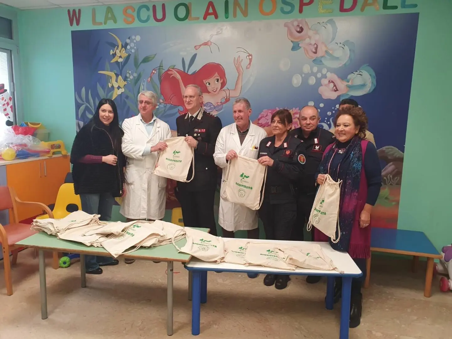 Doni dei Carabinieri ai bimbi ricoverati al Garibaldi Nesima di Catania Doni dei Carabinieri ai bimbi ricoverati al Garibaldi Nesima di Catania