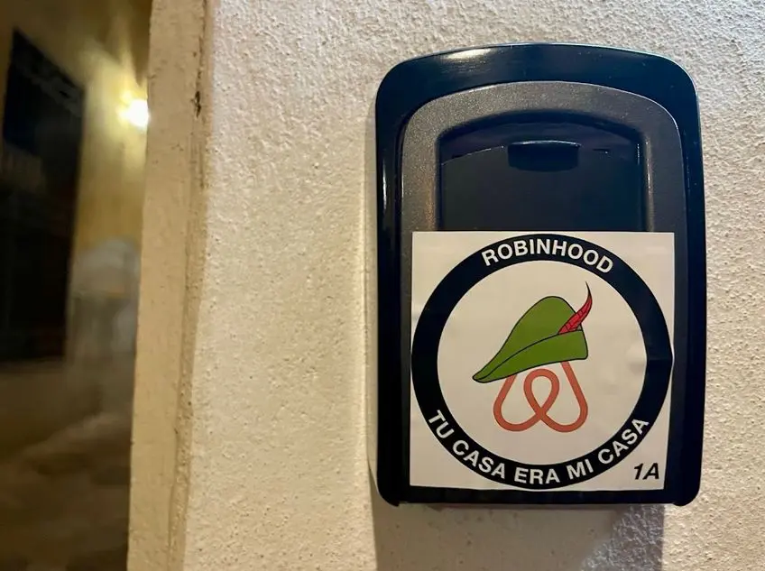Sabotaggi contro B&B, banda di Robin Hood colpisce in tutta Italia “Stop affitti brevi” Sabotaggi contro B&B, banda di Robin Hood colpisce in tutta Italia “Stop affitti brevi”