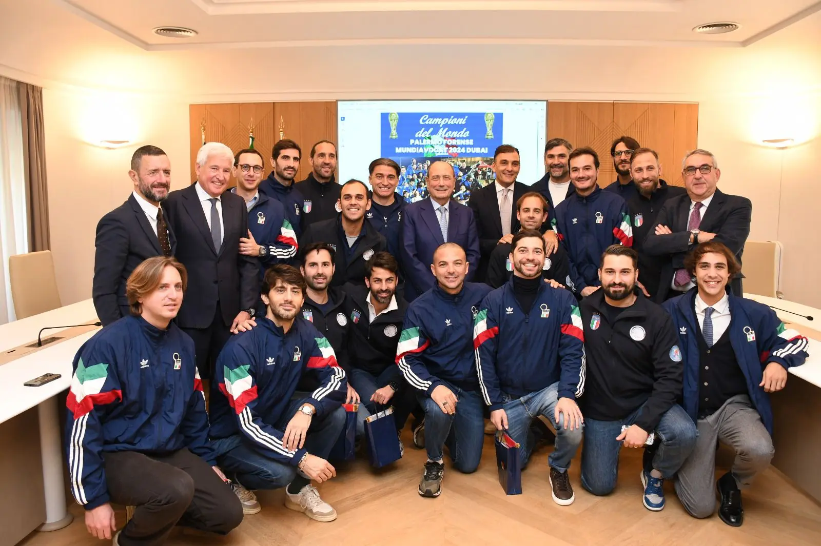 Schifani premia la squadra di giuristi-calciatori Campioni del Mondo Schifani premia la squadra di giuristi-calciatori Campioni del Mondo