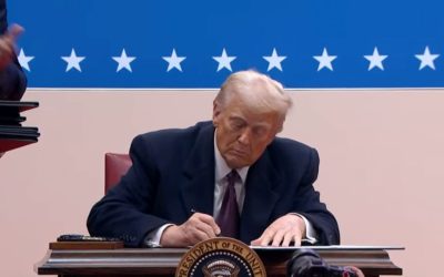 Trump firma i primi provvedimenti e grazia gli assalitori di Capitol Hill