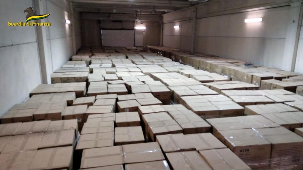 Mascherine e Dpi irregolari durante il Covid, sequestri per 10 milioni Mascherine e Dpi irregolari durante il Covid, sequestri per 10 milioni
