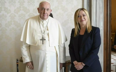 Papa, lieve miglioramento degli indici infiammatori. La visita di Meloni “L’ho visto vigile e reattivo”