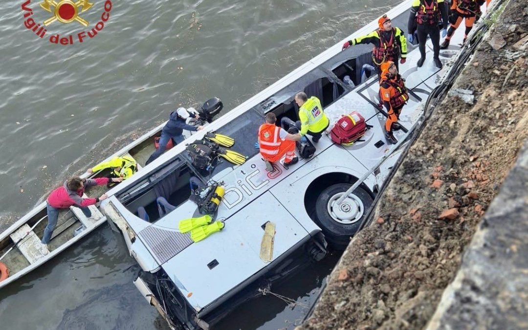 Bus turistico precipita dal ponte in centro a Torino, morto autista