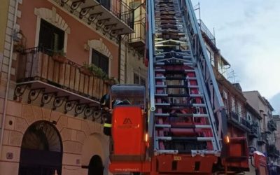 Incendio nella notte a Palermo, soccorsa una famiglia con tre bambini
