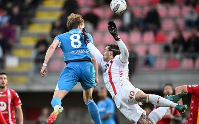 Il Napoli fatica ma batte il Monza, agganciata l’Inter