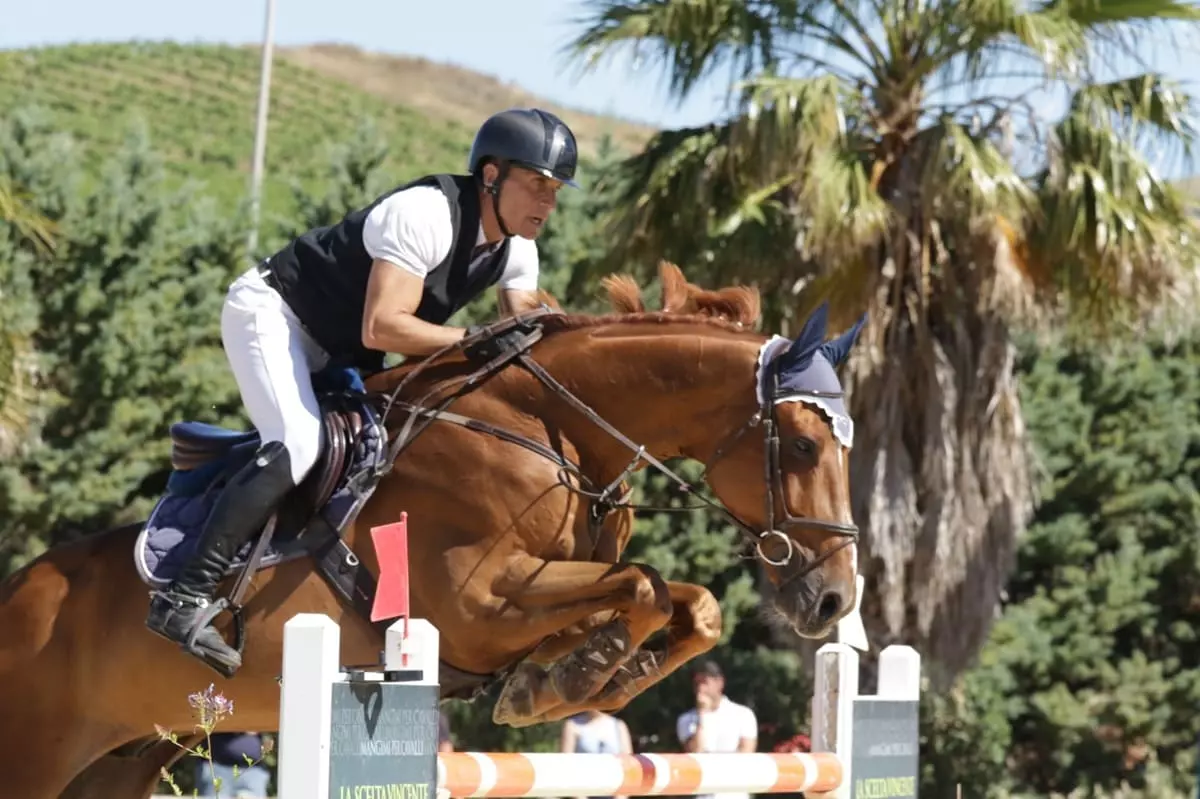 Equitazione, il palermitano Andrea Vitale nuovo campione regionale di salto ostacoli Equitazione, il palermitano Andrea Vitale nuovo campione regionale di salto ostacoli