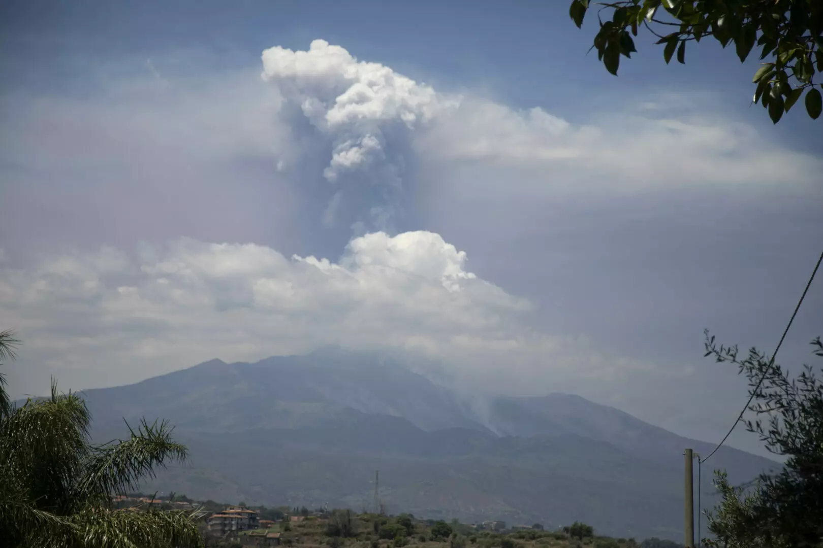 Grandi esplosioni sull’Etna, Schifani “Attivati canali di monitoraggio” Grandi esplosioni sull’Etna, Schifani “Attivati canali di monitoraggio”