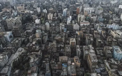 Bangladesh, aereo militare precipita su una scuola a Dacca