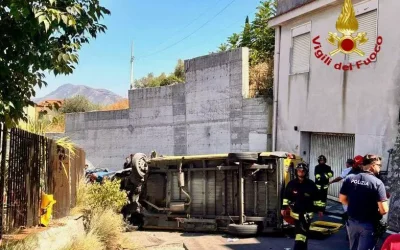Pulmino con 21 bambini si ribalta a Palermo, non ci sono feriti gravi