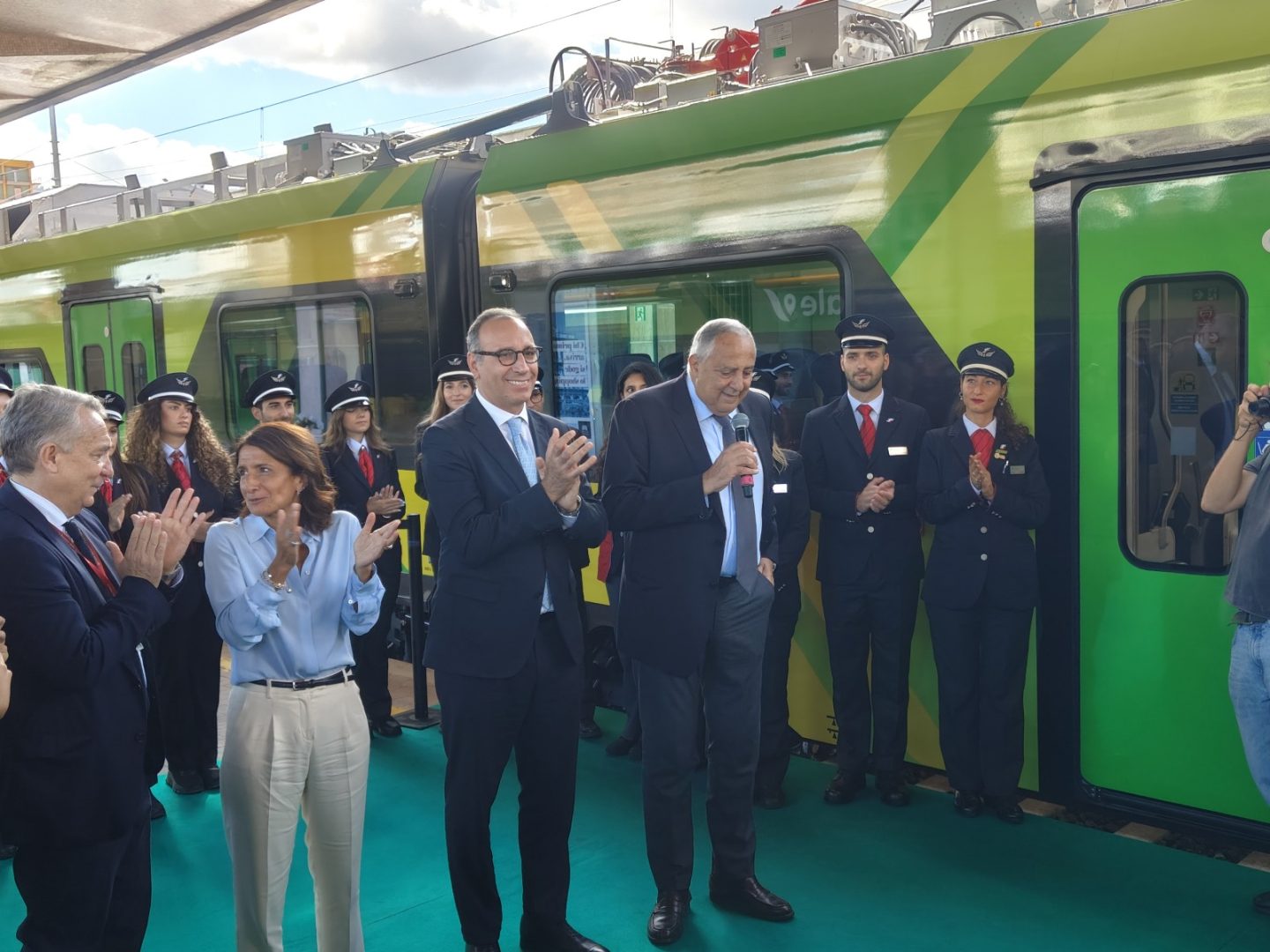 A Palermo due nuovi treni elettrici, Aricò: “La Sicilia è la prima regione d’Italia per numero di treni” / Video