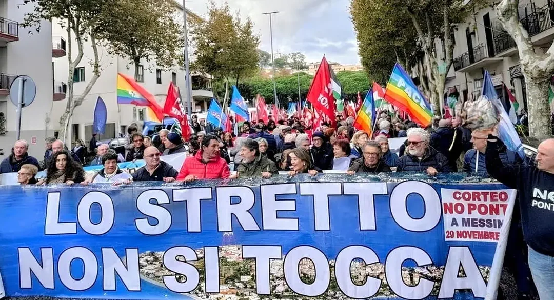 Corteo “No Ponte” a Messina, “Stop a devastazione e spreco risorse”. Schlein “Progetto sbagliato e dannoso”