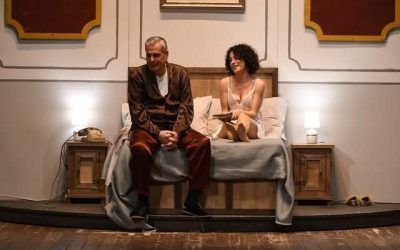 “Ostriche e champagne”, al Metropolitan la comicità che ride dell’uomo che non vuole invecchiare