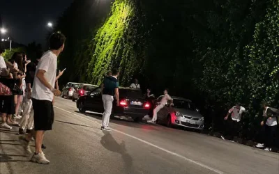 Auto contro gruppo di giovani dopo una rissa, panico a Taormina / Video
