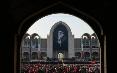 In migliaia a Teheran per la cerimonia funebre di Ali Khamenei