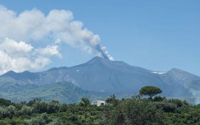 Etna, attività stromboliana ha alimentato una nube di cenere alta 7 chilometri